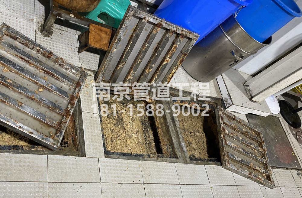 278板桥城管中队食堂隔油池清理